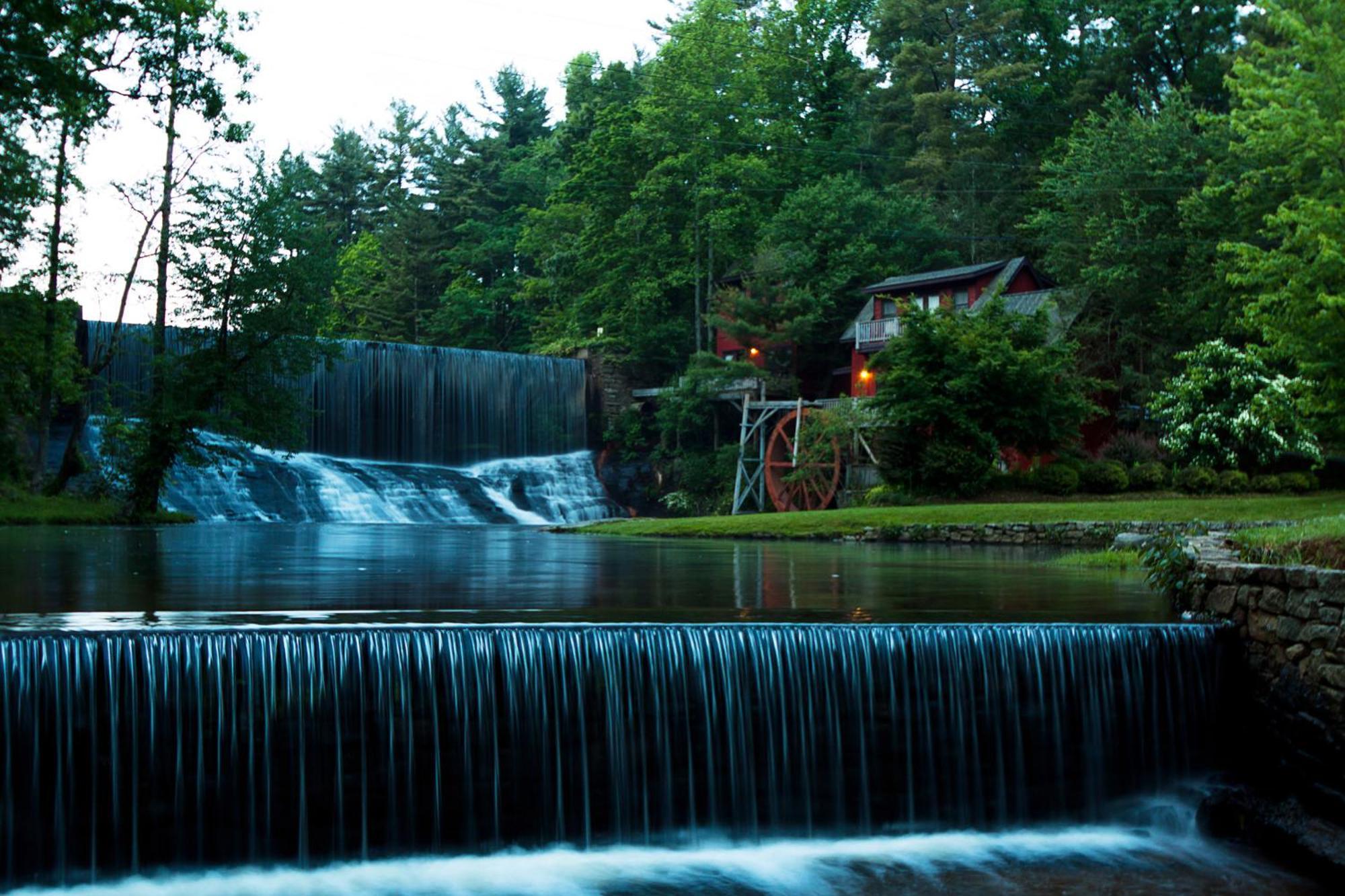 Highland Lake Inn & Resort - Flat Rock Exterior foto