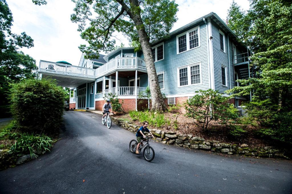 Highland Lake Inn & Resort - Flat Rock Exterior foto